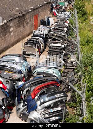 Rangées de pièces de voiture dans une cour de brise-roches Banque D'Images