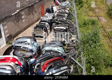 Rangées de pièces de voiture dans une cour de brise-roches Banque D'Images