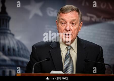 Le sénateur Richard Durbin, un démocrate de l'Illinois, parle lors d'une conférence de presse avec le leader de la majorité au Sénat Chuck Schumer de New York (non représenté) et les sénateurs démocrates (non représenté) Patty Murray de Washington et Debbie Stabenow du Michigan au Capitole des États-Unis à Washington, DC, États-Unis, le mardi 16 mars. 2021. Le prochain grand paquet économique du président Biden a contribué à lancer un débat houleux parmi les Républicains sur la question de savoir s'il faut participer au retour des projets de dépenses dédiées des législateurs, connus sous le nom de Earmarks, une tussle qui pourrait être la clé de son succès. Photographe : Samuel Corum/Poo Banque D'Images