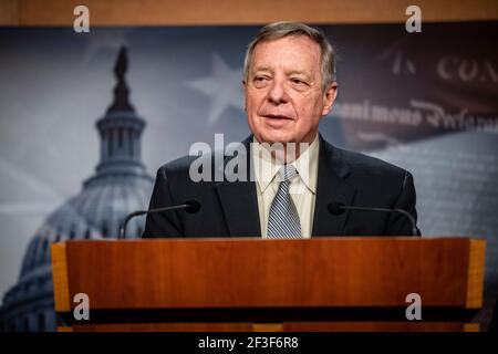 Le sénateur Richard Durbin, un démocrate de l'Illinois, parle lors d'une conférence de presse avec le leader de la majorité au Sénat Chuck Schumer de New York (non représenté) et les sénateurs démocrates (non représenté) Patty Murray de Washington et Debbie Stabenow du Michigan au Capitole des États-Unis à Washington, DC, États-Unis, le mardi 16 mars. 2021. Le prochain grand paquet économique du président Biden a contribué à lancer un débat houleux parmi les Républicains sur la question de savoir s'il faut participer au retour des projets de dépenses dédiées des législateurs, connus sous le nom de Earmarks, une tussle qui pourrait être la clé de son succès. Photographe : Samuel Corum/Poo Banque D'Images