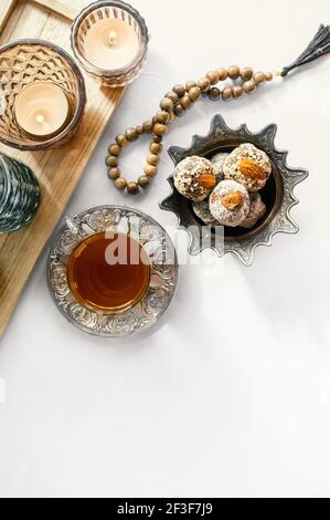 Bol avec divers morceaux de locum délice turc et thé noir à la menthe sur un fond clair. Bonbons orientaux. Espace réservé aux copies. Vue de dessus. Banque D'Images
