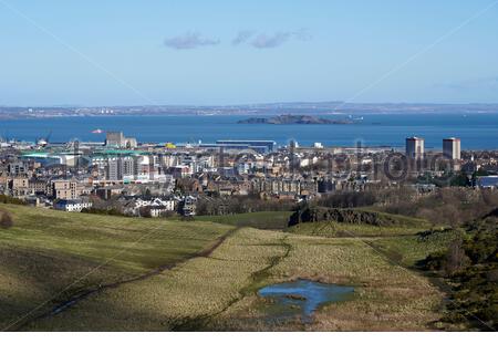 Vue vers le nord sur Hunter's Bog depuis les pentes des Salisbury Crags dans Holyrood Park, Édimbourg, Écosse Banque D'Images