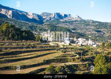 Magnifique paysage de village de montagne Beniarda dans la province d'Alicante, Costa Blanca, Espagne, Europe. Vue depuis Guadalest Banque D'Images