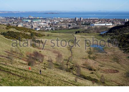 Vue vers le nord sur Hunter's Bog depuis les pentes des Salisbury Crags dans Holyrood Park, Édimbourg, Écosse Banque D'Images