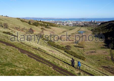 Vue vers le nord sur Hunter's Bog depuis les pentes des Salisbury Crags dans Holyrood Park, Édimbourg, Écosse Banque D'Images