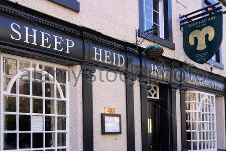 Reputé le plus ancien pub d'Écosse datant du XIVe siècle, le Sheep Heid inn, Duddingston, Édimbourg, Écosse Banque D'Images