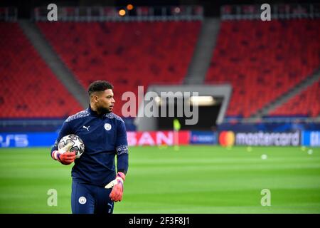 Budapest, Hongrie. 16 mars 2021. Football: Ligue des Champions, Manchester City - Borussia Mönchengladbach, tour de knockout, tour de 16, deuxième jambe à l'arène de Puskas. Zack Steffen, gardien de but de Manchester City, se tient sur le terrain avant le match. Crédit : Marton Monus/dpa/Alay Live News Banque D'Images