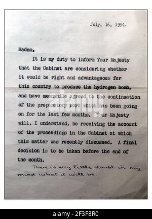 1ère page....lettres ........Churchill était consacrée à la jeune reine et lui a fait savoir que le cabinet était sur le point de décider que son royaume allait passer à la prochaine et la plus impressionnante génération de wons nucléaires. Le Parlement a finalement été informé de la décision de la bombe H en février 1955, elle peut être vue aux Archives nationales, Kew, dans le cadre de l'exposition secrète de l'État qui a ouvert ce vendredi (2 avril).copie par David Sandison 31/3/2004 Banque D'Images