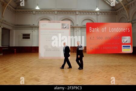 DANS UNE SALLE HORTICOLE VIDE, MICHAEL HOWARD ET STEVE NORRIS À UN APPEL DE PRESSE CRITISISING KEN LIVINGSTONES RECORD SUR LA COURSE À LONDRES. Banque D'Images