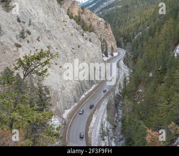 Vue aérienne de la route de montagne à travers la vallée Sinclair dans le parc national Kootenay, Colombie-Britannique, Canada Banque D'Images