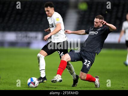 Lee Buchanan du comté de Derby (à gauche) et Henrik Dalsgaard de Brentford se battent pour le ballon lors du match de championnat Sky Bet à Pride Park, Derby. Date de la photo: Mardi 16 mars 2021. Banque D'Images