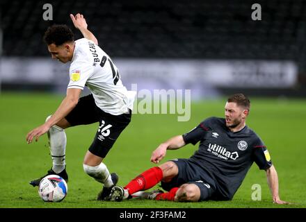 Lee Buchanan du comté de Derby (à gauche) et Henrik Dalsgaard de Brentford se battent pour le ballon lors du match de championnat Sky Bet à Pride Park, Derby. Date de la photo: Mardi 16 mars 2021. Banque D'Images