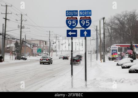 Norwalk, Connecticut, États-Unis-1er FÉVRIER 2021 : panneau de signalisation pour l'Interstate 95 sur Connecticut Avenue pendant la tempête de neige hivernale Banque D'Images