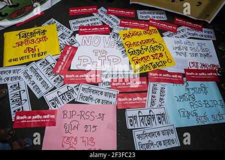 Kolkata, Inde. 16 mars 2021. Les pancartes « No vote to BJP (Bhartiya Janta Party) » sont visibles avant les élections de l'assemblée du Bengale occidental pendant la manifestation. (Photo par JIT Chattopadhyay/SOPA Images/Sipa USA) crédit: SIPA USA/Alay Live News Banque D'Images