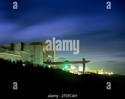 Centrales nucléaires Sizewell A et B, Suffolk. Sur la gauche se trouve Sizewell A (maintenant fermé); au-delà: Le dôme de Sizewell B. Banque D'Images