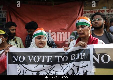 Kolkata, Inde. 16 mars 2021. Les activistes détiennent une bannière imprimée avec « No vote to BJP (Bhartiya Janta Party) » lors d'une manifestation organisée par des étudiants pour protester contre le BJP (Bhartiya Janta Party) avant les élections de l'Assemblée du Bengale occidental. (Photo par JIT Chattopadhyay/SOPA Images/Sipa USA) crédit: SIPA USA/Alay Live News Banque D'Images