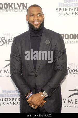 NEW YORK, NY - DÉCEMBRE 12 : sportif de l'année LeBron James assiste à la cérémonie sportive de l'année 2016 au Barclays Center de Brooklyn le 12 décembre 2016 à New York. Photo de : John Palmer/MediaPunch Banque D'Images