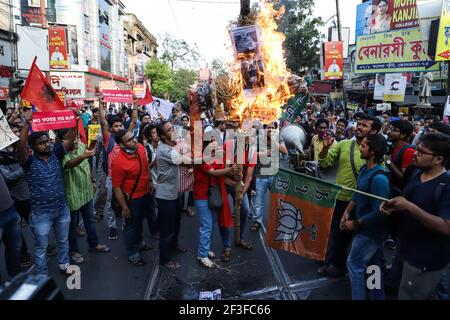 Kolkata, Inde. 16 mars 2021. Les manifestants brûlent une effigie du Premier ministre indien Narendra Modi et du ministre de l'intérieur Amit Shah lors d'une manifestation organisée par des étudiants pour protester contre le BJP (Parti Bhartiya Janta) et pour promouvoir le mouvement « No vote to BJP » avant les élections de l'Assemblée du Bengale occidental. (Photo par JIT Chattopadhyay/SOPA Images/Sipa USA) crédit: SIPA USA/Alay Live News Banque D'Images