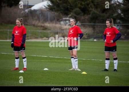 Llandarcy, Royaume-Uni. 14 mars 2021. Les joueurs de Swansea City s'échauffent lors du match de la Ligue de football des femmes Premier Welsh entre Swansea et Aberystwyth à l'Académie des sports de Llandarcy à Neath, au pays de Galles. Crédit: SPP Sport presse photo. /Alamy Live News Banque D'Images