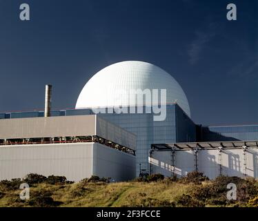 Le dôme du réacteur du réacteur à eau sous pression (PWR) de Sizewell B, près de Leiston, Suffolk. Banque D'Images