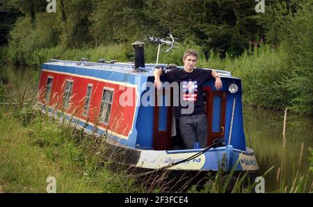 BRENDAN COX SUR SON BATEAU-CANAL NR OXFORD.7/7/03 PILSTON Banque D'Images