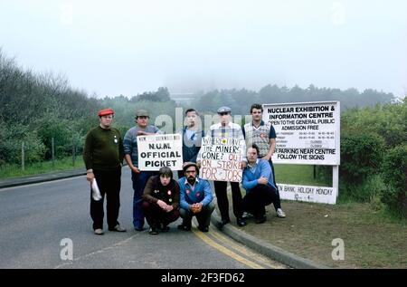 Les membres de l'Union nationale des mineurs du MCG Lodge, au sud du pays de Galles, ont pické l'entrée de la centrale nucléaire de Sizewell lors de la grève des mineurs de 1984. Banque D'Images