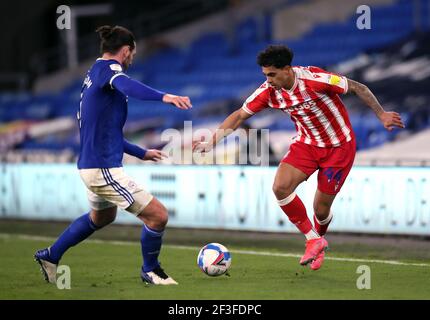 Sean Morrison (à gauche) de Cardiff City et Christian Norton de Stoke City se battent pour le ballon lors du match de championnat Sky Bet au stade de Cardiff City, à Cardiff. Date de la photo: Mardi 16 mars 2021. Banque D'Images