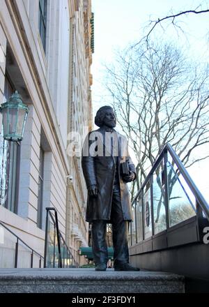 Statue de Frederick Douglass sur les marches du bâtiment de la New York Historical Society, à l'entrée de la W 77th Street, New York, NY, USA Banque D'Images