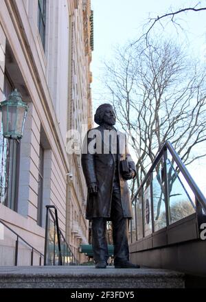 Statue de Frederick Douglass sur les marches du bâtiment de la New York Historical Society, à l'entrée de la W 77th Street, New York, NY, USA Banque D'Images