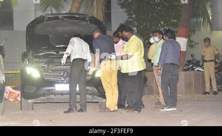 MUMBAI, INDE - MARS 16: Des officiers de la NIA enquêtant sur la Mercedes de Sachin Vaze suite à son arrestation en rapport avec une enquête sur la récupération d'explosifs d'une voiture garée près de la maison Antilia de l'industriel Mukesh Ambani le 16 mars 2021 à Mumbai, Inde. La publication d'une déclaration officielle NIA IG Anil Shukla a dit, «aujourd'hui NIA a saisi un Mercedez Benz noir. Lors de la saisie, la même plaque d'immatriculation de la voiture Scorpion a été récupérée du Mercedez. Plus de 5 000 roupies, vêtements et une machine à comptage ont également été récupérés. Sachin Vaze conduisait la voiture. Le propriétaire de la voiture est encore Banque D'Images