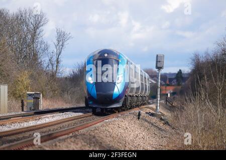 Train transpennine de classe Azuma vu traversant Garforth, Leeds, West Yorkshire, Royaume-Uni Banque D'Images