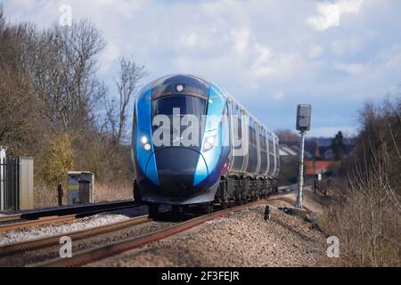 Train transpennine de classe Azuma vu traversant Garforth, Leeds, West Yorkshire, Royaume-Uni Banque D'Images