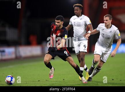 Dominic Solanke (à gauche) de l'AFC Bournemouth lutte pour le ballon avec Jamal Lowe (au centre) de Swansea City et Ryan Bennett lors du match de championnat Sky Bet au stade Vitality, à Bournemouth. Date de la photo: Mardi 16 mars 2021. Banque D'Images