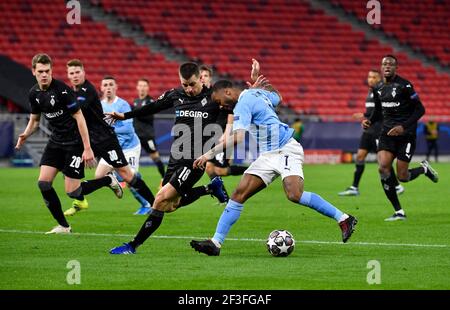 Budapest, Hongrie. 16 mars 2021. Football: Ligue des Champions, Manchester City - Borussia Mönchengladbach, tour de knockout, tour de 16, deuxième jambe à l'arène de Puskas. Raheem Sterling de Manchester City et Stefan Lainer de Gladbach (l) en action. Crédit : Marton Monus/dpa/Alay Live News Banque D'Images