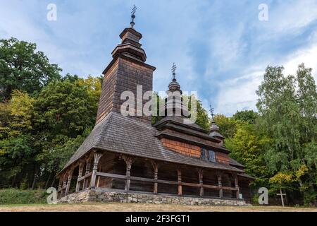 Une ancienne église en bois de l'ouest de l'Ukraine dans le musée d'architecture de Kiev Pirogovo. Banque D'Images