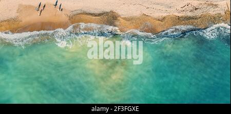 Plage de sable tropical vide et eau de mer ou d'océan azur vue aérienne de dessus de drone, longue bannière panoramique avec espace de copie. Banque D'Images