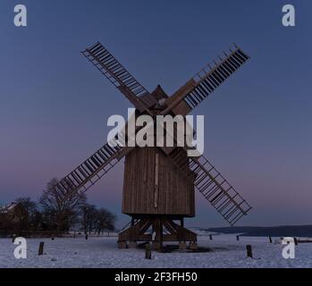 Une belle vue d'un moulin à vent à Krippendorf, Thuringe en hiver contre un ciel bleu Banque D'Images