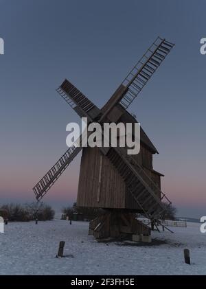 Une belle vue sur un moulin à vent à Krippendorf Thuringe in hiver contre un ciel bleu Banque D'Images