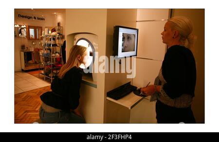 Charlotte Cripps a le premier d'une série de photoréjuvenation Traitements de la peau au laser à Harvey Nichols à Londres.photo de David Sandison l'indépendant Banque D'Images