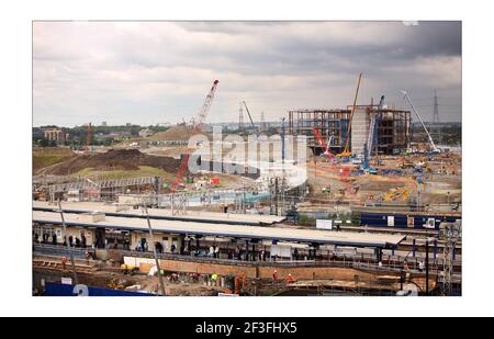 Vue sur le nord-ouest depuis le parking public de Stratford au-dessus de l' Gare de Stratford en direction du site olympique de Londres.photo de David Sandison l'indépendant 8/7/2008 Banque D'Images