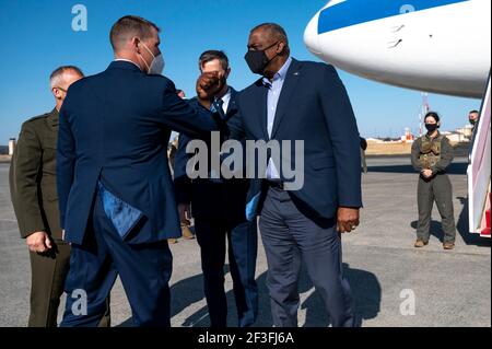Tokyo, Japon. 14 mars 2021. Le secrétaire à la Défense des États-Unis Lloyd J. Austin III, à droite, coude bosses 374e aile de levage aérien, le colonel Andrew Campbell, à gauche, comme commandant des forces américaines du Japon, le lieutenant général Kevin Schneider, au centre, et le commandant adjoint Brig. Général James Wellons, à regarder lors de son arrivée à la base aérienne de Yokota le 15 mars 2021 à Fussa, Tokyo Ouest, Japon. Credit: Planetpix/Alamy Live News Banque D'Images