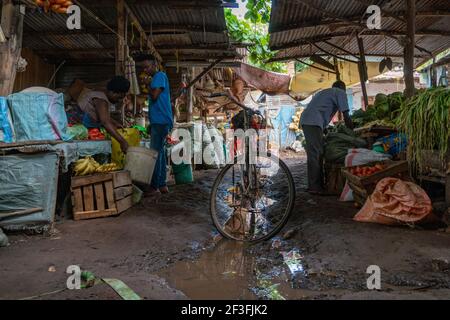 ARUSHA, TANZANIE - NOVEMBRE 25: Marché indigène à MTO Wa Mbu près de la zone de concervation de Ngorongoro avec différents fruits et des plats en osier Banque D'Images