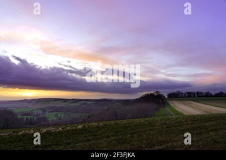 Un ciel spectaculaire et une vue pittoresque de Westerly tandis que le soleil doré se couche sur Oare et de l'autre côté de la vallée de Pewsey Vale, North Wessex Downs AONB Banque D'Images