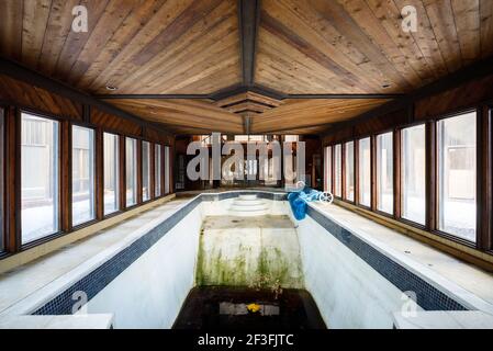 Une piscine intérieure sale à l'intérieur d'un manoir abandonné Banque D'Images