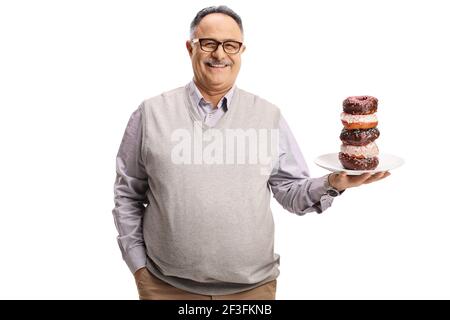 Homme mûr souriant tenant une assiette de beignets de chocolat isolé sur fond blanc Banque D'Images