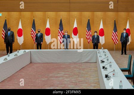 Tokyo, Japon. 16 mars 2021. Des responsables américains et japonais ont rencontré le Premier ministre japonais Yoshihide Suga, au centre, le 16 mars 2021 à Tokyo, au Japon. De gauche à droite : le secrétaire américain à la Défense Lloyd Austin, le secrétaire d'État américain Antony Blinken, le premier ministre japonais Yoshihide Suga, le ministre japonais des Affaires étrangères Toshimitsu Motegi et le ministre japonais de la Défense Nobuo Kishi, le 16 mars 2021 à Tokyo, au Japon. Credit: Planetpix/Alamy Live News Banque D'Images