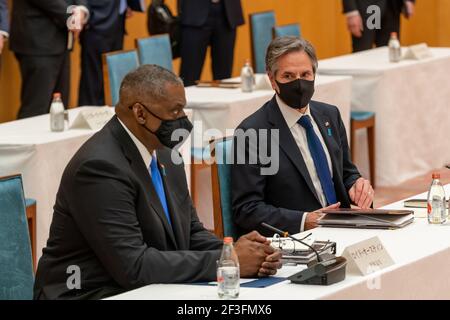 Tokyo, Japon. 16 mars 2021. Le secrétaire américain à la Défense Lloyd Austin, à gauche, et le secrétaire d'État américain Antony Blinken, à droite, lors d'une rencontre avec le premier ministre japonais Yoshide Suga le 16 mars 2021 à Tokyo, au Japon. Credit: Planetpix/Alamy Live News Banque D'Images