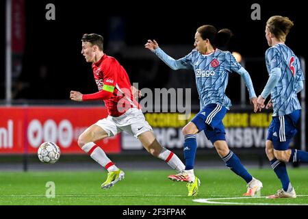 ALKMAAR, PAYS-BAS - MARS 15: Peer Koopmeiners de Jong AZ, Kian Fitz-Jim de Jong Ajax pendant le match néerlandais de Keukenkampidivoenie entre Jong AZ Banque D'Images