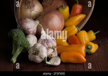 Une photo en studio de légumes variés, brocoli, ail, oignons et poivrons doux exposés. Banque D'Images