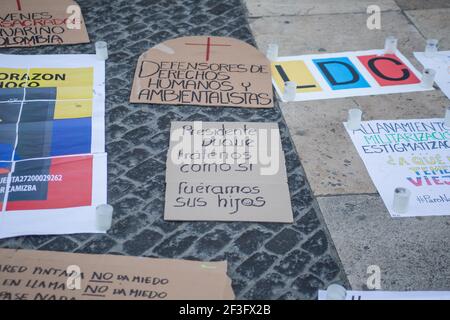 Barcelone, Catalogne, Espagne. 16 mars 2021. Bannière qui dit, les défenseurs des droits de l'homme et les environnementalistes. Et un autre qui dit, le Président Duque traite comme si nous étions ses enfants. Des représentants à Barcelone du groupe colombien, des mères de faux positifs de Soacha et Bogotá (MAFAPO), une association composée de mères, de femmes, Filles et sœurs d'hommes tués par des soldats de l'Armée nationale colombienne de manière illégitime et présentés comme des guérilleros tués au combat entre 2006 et 2009, pendant le gouvernement de Ãlvaro Uribe Vélez, ils ont tenu une manifestation à Barcelone pour Banque D'Images